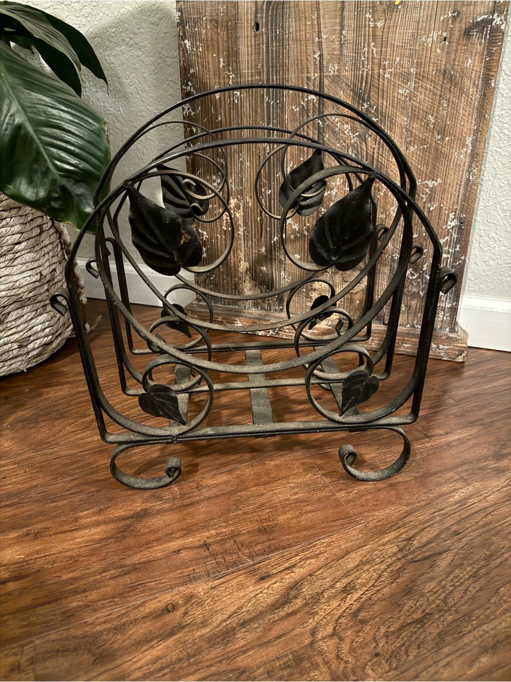 Decorative Wrought Iron Leaf Magazine Holder - Black 15”